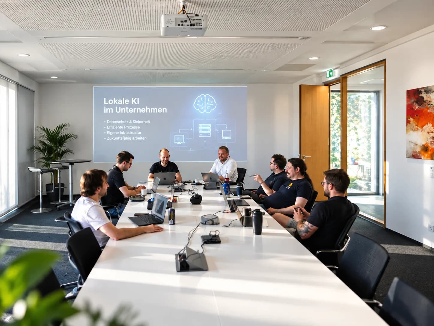 Workshop zu lokaler KI im Unternehmen: Teilnehmer an einem langen Tisch im Besprechungsraum, an der Wand eine Präsentation mit den Themen Datenschutz, effiziente Prozesse und eigene Infrastruktur